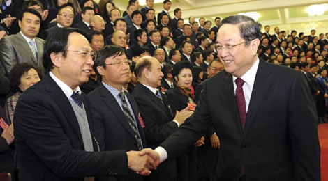 俞正声会见农工党全国代表大会代表——与吴以岭代表亲切握手交谈