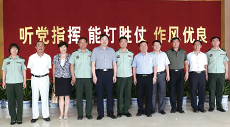 以岭药业慰问消防官兵并赠送连花清菲饮料