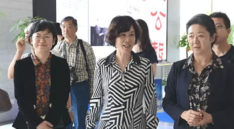 港澳媒体高层采访团到以岭药业参观考察