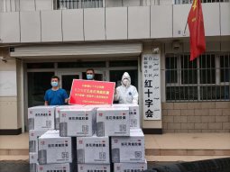 以岭药业向新疆红十字会捐赠抗疫中药连花清瘟胶囊