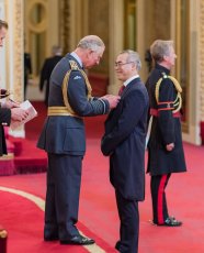 “大英勋章”首位大陆华人获得者姜文国教授访谈