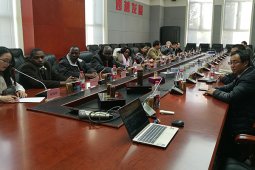 布隆迪驻华大使一行到以岭药业进行参观访问