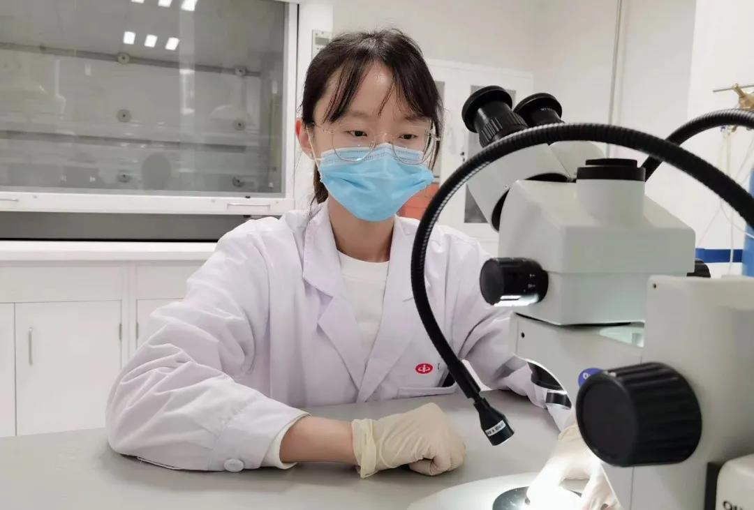 博士“新兵”勇担创新重任——记市人才绿卡B卡人才、以岭药业新药评价中心研究员王璐