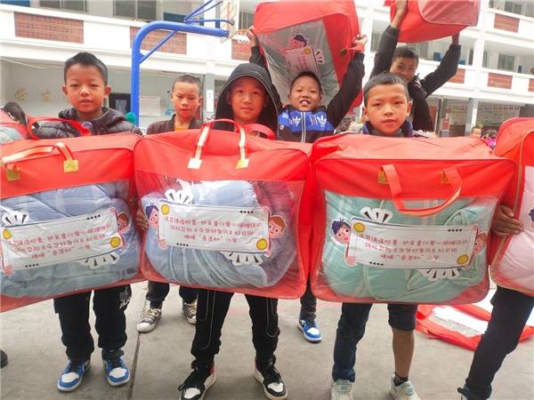 大手牵小手，“连花清瘟胶囊·护翼童行”爱心物资征集活动圆满收官