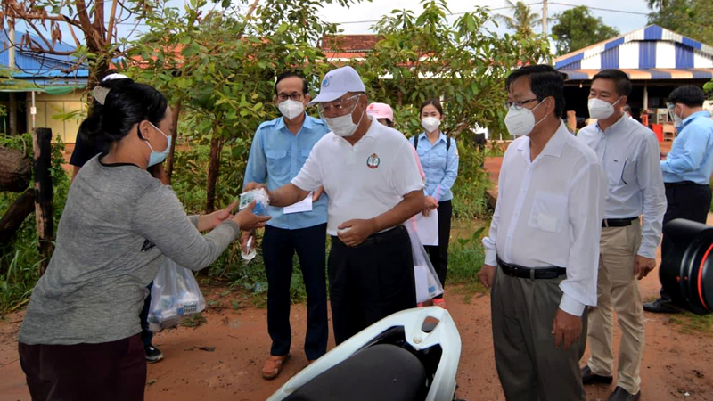 柬埔寨向疫情高风险地区居民发放连花清瘟