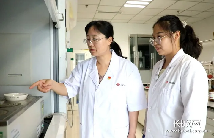 默默奉献的他们 让党旗在以岭药业生产一线高高飘扬