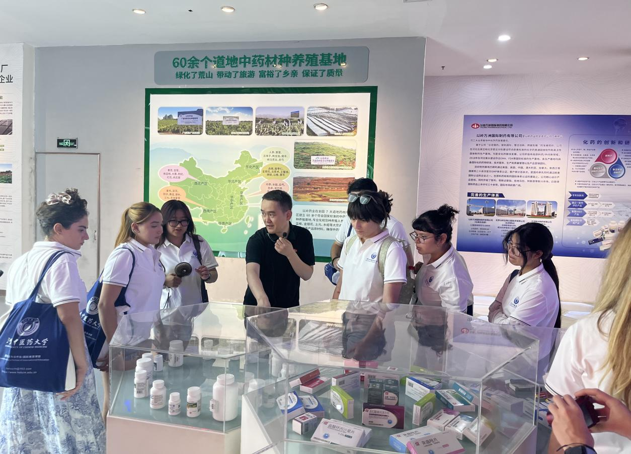 美国巴斯帝尔大学50名师生走进以岭药业 感受中医药文化魅力