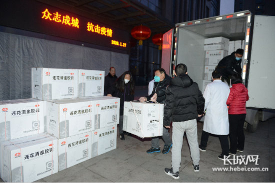 工作人员搬运捐赠药品。 以岭药业供图